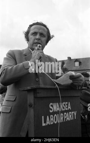 Leo Abse parla ad una manifestazione contro le truppe tedesche a Swansea, Galles, 15th luglio 1961. Foto Stock