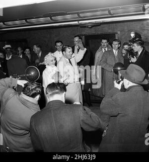 Bill Haley durante la sua prima visita in Inghilterra, che è stato in gran parte sponsorizzato dal Daily Mirror. Bill arriva a Waterloo con sua moglie Cuppy. 5th febbraio 1957. Foto Stock