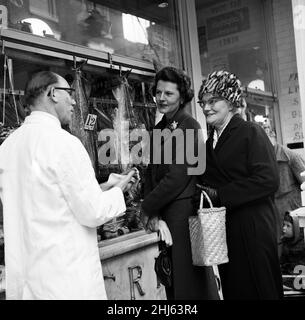 Pesca caratteristica a Grimsby, Lincolnshire. La signora Anne Richardson, una casalinga di Grimsby acquista il merluzzo islandese in un pescatore, dodici ore dopo l'atterraggio. Con lei è sua madre. 12th aprile 1961. Foto Stock