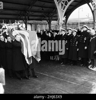 I funerali di Edwina Mountbatten, contessa Mountbatten della Birmania a bordo di HMS Wakeful al largo di Portsmouth. Louis Mountbatten guarda la bara mentre viene portata a bordo della nave, con lui sono le sue figlie Pamela e Patricia e sua sorella, la Principessa Alice. 25th febbraio 1960. Foto Stock