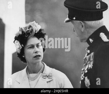 La Regina Elisabetta II è raffigurata durante una visita di due giorni nella capitale gallese, Cardiff, Galles, sabato 6th agosto 1960. Out immagini spettacoli ... La regina chiacchiera con il generale Lt Sir Charles Coleman, colonnello del reggimento gallese, alla cerimonia di presentazione del colore, Bute Park. Foto Stock