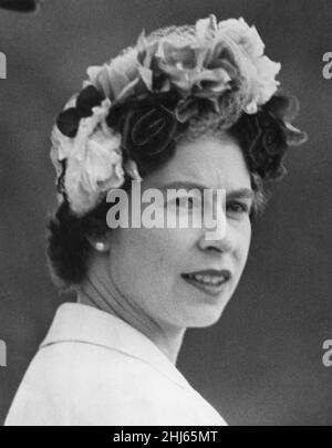 La Regina Elisabetta II è raffigurata durante una visita di due giorni nella capitale gallese, Cardiff, Galles, sabato 6th agosto 1960. Out immagini spettacoli ... La Regina alla cerimonia di presentazione dei colori del reggimento gallese, Bute Park. Foto Stock