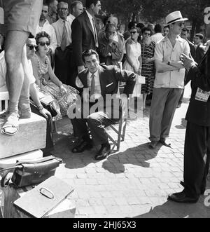 Victor Maturo, attore americano a Roma, Italia, dove sta filmando Interpol conosciuto negli Stati Uniti come Pickup Alley, Giovedì 23rd Agosto 1956. Foto Stock