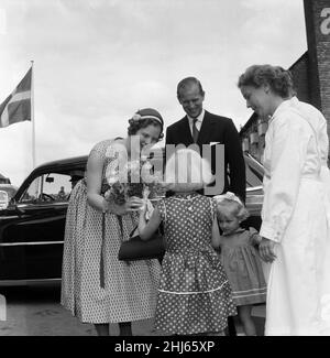 Visita in Danimarca della Regina Elisabetta II e del Principe Filippo, duca di Edimburgo. Principessa Margrethe (futura regina di Danimarca) con il principe Filippo che riceve un bouquet da un bambino quando la festa reale visitò il centro ricreativo comunale di Copenaghen. 22nd maggio 1957. Foto Stock