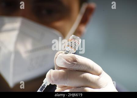 Napoli, Campania, Italia. 26th Jan 2022. Campagna di vaccinazione per i bambini contro Covid 19, l'operatore prepara le dosi di vaccino nel centro di vaccinazione di Mostra d'Oltremare di Napoli, prosegue la campagna di vaccinazione per i bambini per contrastare la diffusione di Covid-19. (Credit Image: © Pasquale Gargano/Pacific Press via ZUMA Press Wire) Foto Stock