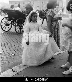 Il bambino si è mostrato sulla strada per la sua prima comunione, Roma, Italia, giovedì 23rd agosto 1956. Foto Stock