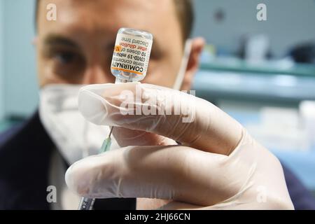 Napoli, Campania, Italia. 26th Jan 2022. Campagna di vaccinazione per i bambini contro Covid 19, l'operatore prepara le dosi di vaccino nel centro di vaccinazione di Mostra d'Oltremare di Napoli, prosegue la campagna di vaccinazione per i bambini per contrastare la diffusione di Covid-19. (Credit Image: © Pasquale Gargano/Pacific Press via ZUMA Press Wire) Foto Stock