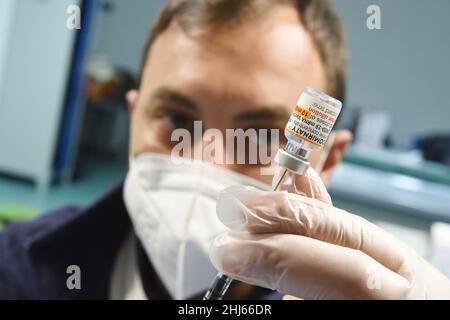 Napoli, Campania, Italia. 26th Jan 2022. Campagna di vaccinazione per i bambini contro Covid 19, l'operatore prepara le dosi di vaccino nel centro di vaccinazione di Mostra d'Oltremare di Napoli, prosegue la campagna di vaccinazione per i bambini per contrastare la diffusione di Covid-19. (Credit Image: © Pasquale Gargano/Pacific Press via ZUMA Press Wire) Foto Stock