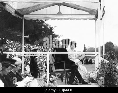 La Regina Elisabetta II è raffigurata durante una visita di due giorni nella capitale gallese, Cardiff, Galles, sabato 6th agosto 1960. Out immagini spettacoli ... La Regina chats con il generale Lt Sir Charles Coleman, colonnello del reggimento gallese, sul Royal dais, alla cerimonia di presentazione dei colori, Bute Park. Foto Stock