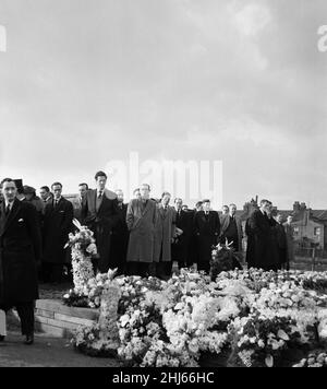 Il funerale ebbe luogo oggi di Billy Boy Blythe, morto dopo un'operazione per ulcere mentre serviva una sentenza di cinque anni a Walton Gaol, Liverpool. Blythe era stato giudicato colpevole di Jack 'pot' Comer, che martellava illegalmente. Billy Hill e Albert Dimes si ergono tra i lutto presso la tomba al Cimitero Verde Kensal, circondato da fiori. 25th febbraio 1957. Foto Stock