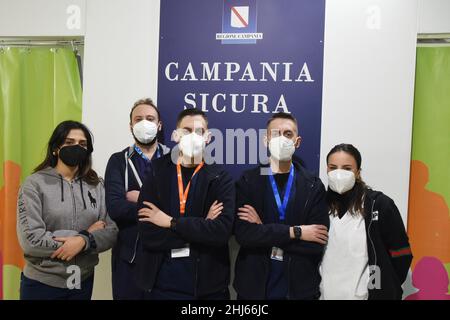 Napoli, Campania, Italia. 26th Jan 2022. Campagna di vaccinazione per i bambini contro Covid 19, paramedici nel centro di vaccinazione di Mostra d'Oltremare di Napoli, prosegue la campagna di vaccinazione per i bambini per contrastare la diffusione di Covid-19. (Credit Image: © Pasquale Gargano/Pacific Press via ZUMA Press Wire) Foto Stock