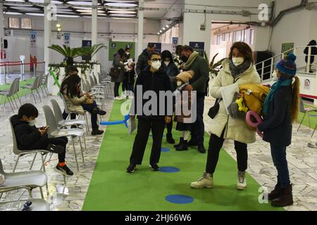 Napoli, Campania, Italia. 26th Jan 2022. Campagna di vaccinazione per i bambini contro Covid 19, i pazienti attendono la vaccinazione nel centro di Mostra d'Oltremare di Napoli, prosegue la campagna di vaccinazione per i bambini per contrastare la diffusione di Covid-19. (Credit Image: © Pasquale Gargano/Pacific Press via ZUMA Press Wire) Foto Stock