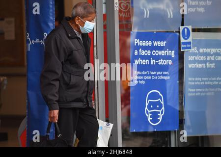File foto datata 24/07/20 di un acquirente che indossa una maschera facciale lasciando Tesco nel centro di Leicester, come le misure legali che richiedono maschere e passi Covid in Inghilterra sono stati rilasciati, ma gli acquirenti e i pendolari in alcune impostazioni saranno ancora invitati a indossare le coperture facciali. Foto Stock