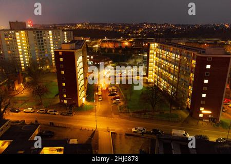 File photo datato 18/01/22 di illuminazione stradale e di illuminazione interna che illuminano l'area Redcliffe di Bristol prima dell'alba. La domanda di appartamenti al di fuori di Londra è al suo livello più forte per almeno cinque anni, secondo il sito web di aproperty Zoopla, con aumenti relativamente modesti dei prezzi piatti rispetto ad altri tipi di proprietà che aiutano a spingere gli interessi degli acquirenti in tutto il Regno Unito. Data di emissione: Giovedì 27 gennaio 2022. Foto Stock