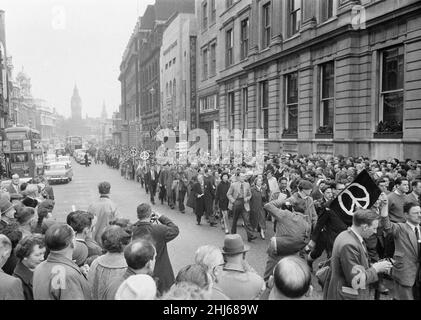 Ban the Bomb Movement quattro giorni di marcia dall'ente di ricerca sulle armi atomiche di Aldermaston, Berkshire, a Trafalgar Square, Londra, lunedì 30th marzo 1959. La seconda marcia di Pasqua è stata organizzata dalla Campagna per il disarmo nucleare. Decine di migliaia di persone hanno segnato la fine della marcia di Aldermaston con un raduno nel centro di Londra. Questa è stata la più grande manifestazione che Londra aveva visto nel 20th secolo. Foto Stock