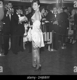 The Inn of the Sixth Happiness, prima del film al The Odeon, Leicester Square, Londra, domenica 23rd novembre 1958. Tsai Chin che gioca il personaggio sui-LAN Foto Stock