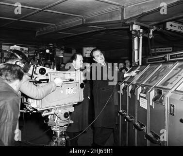 Richard Dimbleby filma per la televisione francese alla Victoria Station. 9th marzo 1956. Foto Stock