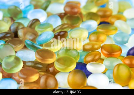 Pietre di vetro multicolore lucidate dal mare, sfondo. Foto Stock