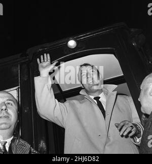 Bill Haley durante la sua prima visita in Inghilterra, che è stato in gran parte sponsorizzato dal Daily Mirror. Bill sventola i fan di Waterloo. 5th febbraio 1957. Foto Stock