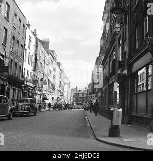 Vista generale di Frith Street, Soho, Londra, 26th giugno 1956. Foto Stock