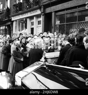 Il funerale ebbe luogo oggi di Billy Boy Blythe, morto dopo un'operazione per ulcere mentre serviva una sentenza di cinque anni a Walton Gaol, Liverpool. Blythe era stato giudicato colpevole di Jack 'pot' Comer, che martellava illegalmente. Il corteo funebre che lascia Middleton Street, Clerkenwell. 25th febbraio 1957. Foto Stock