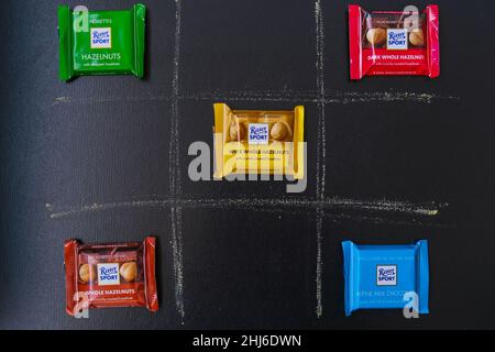 Kiev Ucraina - Ottobre 2021 Creative tic tac gioco di punta di cioccolato Ritter Sport mini bar. Cioccolato tedesco, sapori diversi. Particelle quadrate Foto Stock