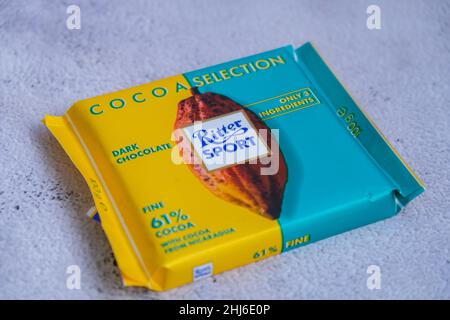 Kiev Ucraina - Ottobre 2021 SELEZIONE DI CACAO gusto. Dark Natural Chocolate Ritter Sport bar cioccolato tedesco, gusti diversi. Cioccolato quadrato Foto Stock