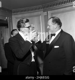 Premi televisivi al Dorchester Hotel. Le foto sono Robin Day e Richard Dimbleby. 3rd dicembre 1958. Foto Stock