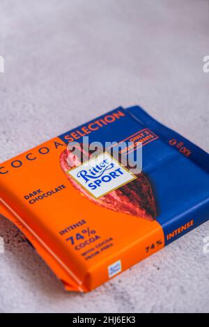 Kiev Ucraina - Ottobre 2021 SELEZIONE DI CACAO gusto. Dark Natural Chocolate Ritter Sport bar cioccolato tedesco, gusti diversi. Cioccolato quadrato Foto Stock