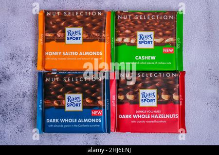 Kiev Ucraina - Ottobre 2021 Nut Selection Chocolate Ritter Sport bar cioccolato tedesco, diversi tipi di gusti. Bar di cioccolato quadrato realizzato da Alfred Foto Stock