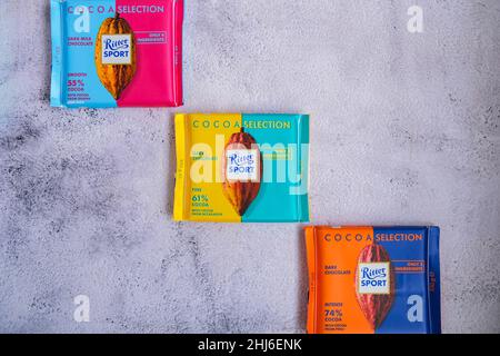 Kiev Ucraina - Ottobre 2021 SELEZIONE DI CACAO gusto. Dark Natural Chocolate Ritter Sport bar cioccolato tedesco, gusti diversi. Cioccolato quadrato Foto Stock