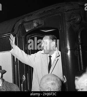 Bill Haley durante la sua prima visita in Inghilterra, che è stato in gran parte sponsorizzato dal Daily Mirror. Bill arriva a Waterloo. 5th febbraio 1957. Foto Stock