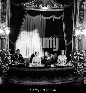Visita in Danimarca della Regina Elisabetta II e del Principe Filippo, duca di Edimburgo. Nella foto, il principe Filippo, la regina Elisabetta II, il re Frederik e la regina Ingrid di Danimarca sono nella loro scatola alla rappresentazione di gala nel teatro reale di Copenhagen. 23rd maggio 1957. Foto Stock