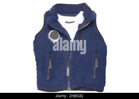 Gilet in pelliccia. Un gilet in pelliccia blu con fodera in lana blu e una camicia bianca per il ragazzino isolato su sfondo bianco. Bambino primavera e autunno fa Foto Stock