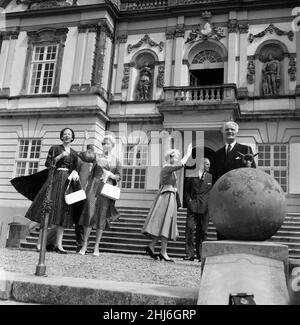 La Regina Elisabetta II e il Principe Filippo, Duca di Edimburgo, durante la loro visita di Stato in Danimarca. Raffigurato presso l'Hermitage Hunting Lodge, la Principessa Margrethe, la Regina Ingrid, la Regina Elisabetta II e il Principe Filippo. Maggio 1957. Foto Stock