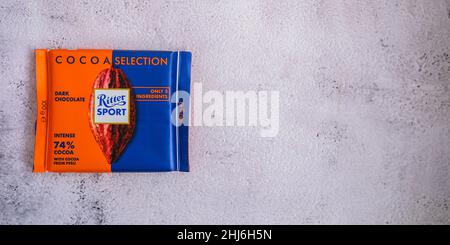 Kiev Ucraina - Ottobre 2021 SELEZIONE DI CACAO gusto. Dark Natural Chocolate Ritter Sport bar cioccolato tedesco, gusti diversi. Cioccolato quadrato Foto Stock