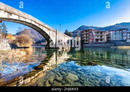 Il Brembo nella valle Brembana vicino al ponte di San Nicola, detto anche ponte di San Pellegrino terme Foto Stock