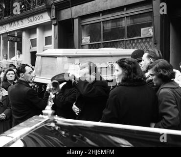 Il funerale ebbe luogo oggi di Billy Boy Blythe, morto dopo un'operazione per ulcere mentre serviva una sentenza di cinque anni a Walton Gaol, Liverpool. Blythe era stato giudicato colpevole di Jack 'pot' Comer, che martellava illegalmente. Il corteo funebre che lascia Middleton Street, Clerkenwell. 25th febbraio 1957. Foto Stock