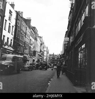 Vista generale di Frith Street, Soho, Londra, 26th giugno 1956. Foto Stock