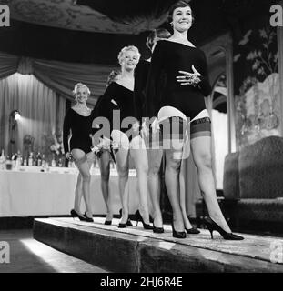 Stocking Fashion Show, modelli gambe con calze disegnate dal fashion designer italiano Madame Elsa Schiaparelli, nella foto del 11th settembre 1957. Foto Stock