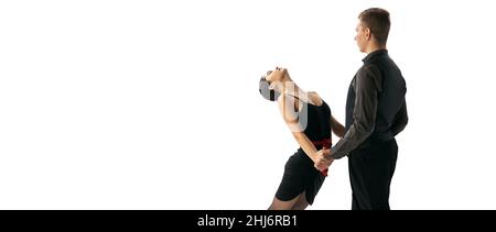 Volantino con giovane coppia di ballerini che ballano tango argentino isolato su sfondo bianco studio. Artisti in costumi da palcoscenico nero Foto Stock