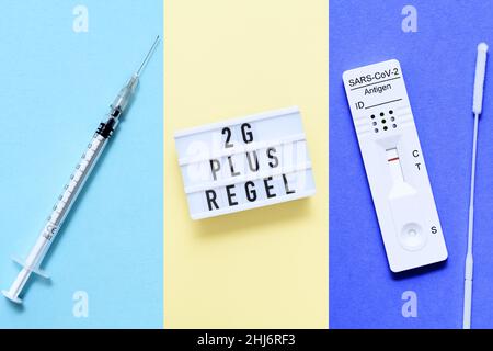 FTOMONTAGE, Impfspritze, negativer Corona-Schnelltest und 2G-Plus-Regel-Schild, Symbolfoto 2G-Plus-Regel Foto Stock