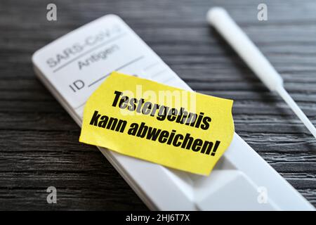 FTOMONTAGE, Corona-Schnelltest mit Preisetichett und Aufschrift Testergebnis kann abweichen, Ungenauigkeit von Antigen-Schnelltests Foto Stock