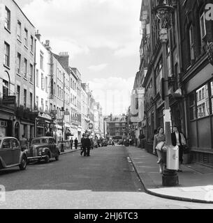 Vista generale di Frith Street, Soho, Londra, 26th giugno 1956. Foto Stock