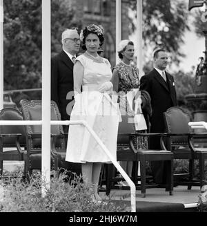 La Regina Elisabetta II e il Principe Filippo, Duca di Edimburgo Royal tour of Canada. La Regina partecipa ad un servizio militare presso Parliament Hill, Ottawa, Canada. 1st luglio 1959. Foto Stock