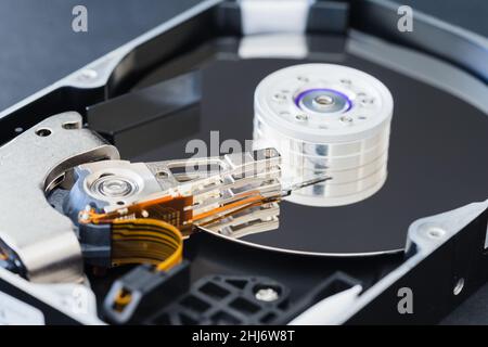 Unità disco rigido interno di close-up, mandrino, braccio attuatore, leggere testa di scrittura, piatto Foto Stock