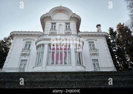 Case di colore bianco di Mustafa kemal ataturk. Foto ad angolo basso del padiglione di architettura ottomana, dettagli di architettura del Padiglione Ataturk a Trabzon. Foto Stock