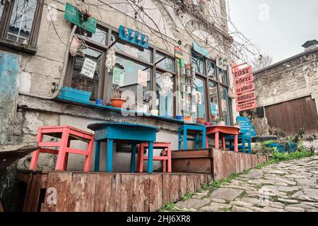 01.01.2022. Safranbolu. Turchia. Caffetteria ad angolo basso, cafe' carino e colorato e sedie e tavoli in stile retrò. Foto Stock