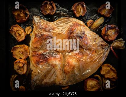 Pollo con mele al forno. Messa a fuoco selettiva. Foto Stock