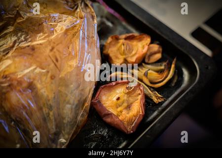 Pollo con mele al forno. Messa a fuoco selettiva. Foto Stock